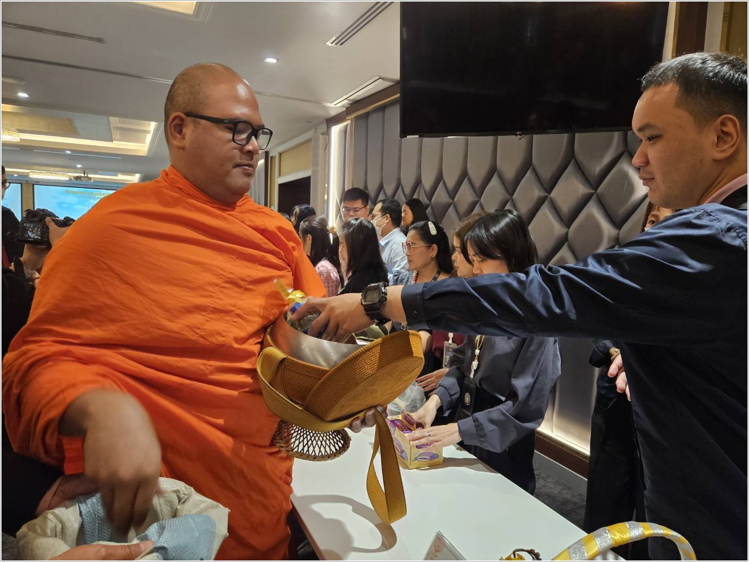 ﻿กรมบังคับคดี ร่วมทำบุญตักบาตรกิจกรรมเสริมสร้างคุณธรรมจริยธรรมบุคลากรกระทรวงยุติธรรม ครั้งที่ 9/2568 